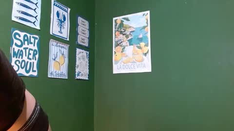 Snapshot of roxiehood chatting on October 31, 2025, 2:34 am Roxie online show from October 31, 2025, 2:34 am