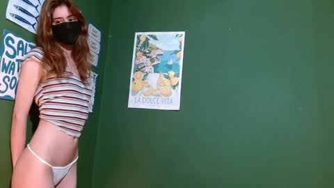 Snapshot of roxiehood chatting on December 3, 2025, 9:35 pm Roxie online show from December 3, 2025, 9:35 pm