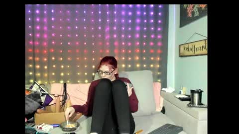 roxihazeleyes online show from February 25, 2025, 3:52 am