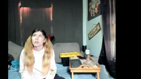 roxihazeleyes online show from April 6, 2026, 10:33 pm