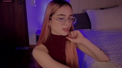 Snapshot of roxxy_mora chatting on February 6, 2026, 10:57 pm Roxxy online show from February 6, 2026, 10:57 pm