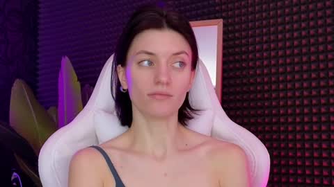 roxy_riot_ online show from March 9, 2025, 4:27 am