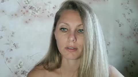 roxyfox18x01 online show from September 26, 2025, 6:39 am