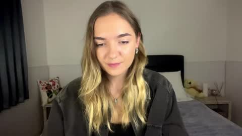 Snapshot of roxysweetdream chatting on July 15, 2026, 3:28 pm Roxy online show from July 15, 2026, 3:28 pm
