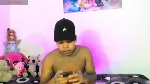 Snapshot of royals_cum21 chatting on August 5, 2026, 7:17 pm royals_cum21 online show from August 5, 2026, 7:17 pm