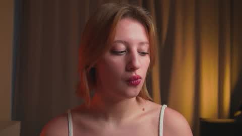 Mila online show from December 1, 2025, 4:17 am