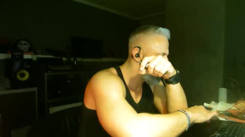 Chico que rico Caliente online show from October 15, 2025, 3:39 am