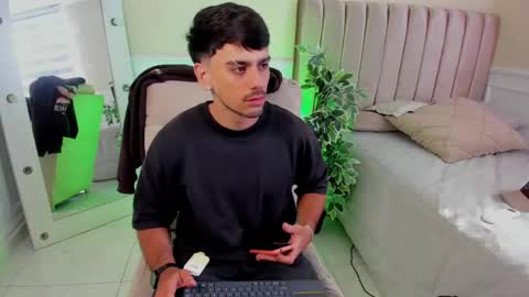 Snapshot of russ_w8 chatting on March 15, 2026, 7:53 pm Russ online show from March 15, 2026, 7:53 pm