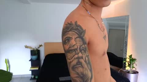 Snapshot of russell_adams_ chatting on September 22, 2025, 9:17 pm R U S S E L L online show from September 22, 2025, 9:17 pm