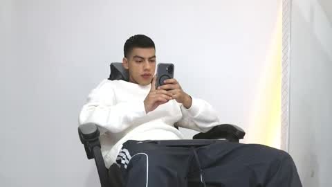 Snapshot of russell_adams_ chatting on November 7, 2025, 9:31 am R U S S E L L online show from November 7, 2025, 9:31 am