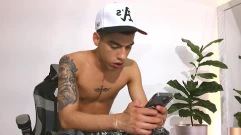 Snapshot of russell_adams_ chatting on November 10, 2025, 12:31 am R U S S E L L online show from November 10, 2025, 12:31 am