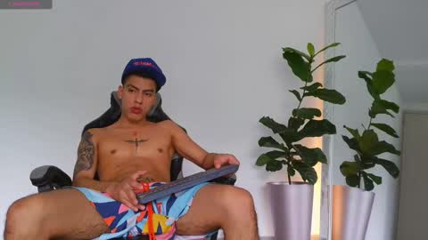 Snapshot of russell_adams_ chatting on November 18, 2025, 1:48 pm R U S S E L L online show from November 18, 2025, 1:48 pm