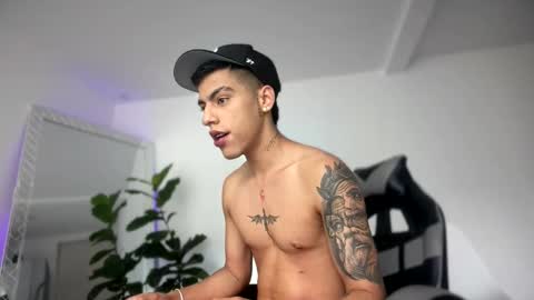 Snapshot of russell_adams_ chatting on November 19, 2025, 12:27 pm R U S S E L L online show from November 19, 2025, 12:27 pm