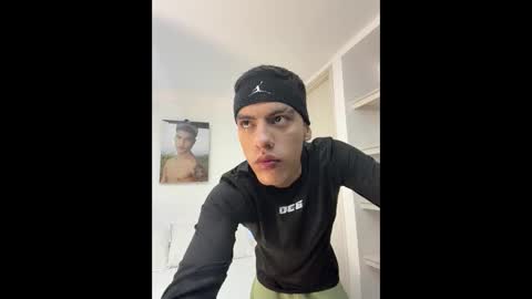 Snapshot of russell_adams_ chatting on November 26, 2025, 1:50 am R U S S E L L online show from November 26, 2025, 1:50 am