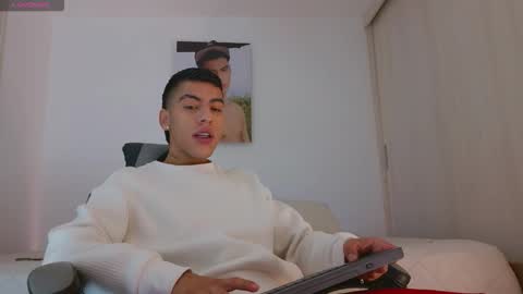 Snapshot of russell_adams_ chatting on December 3, 2025, 9:29 am R U S S E L L online show from December 3, 2025, 9:29 am