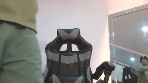 Snapshot of russell_adams_ chatting on January 12, 2026, 9:47 am R U S S E L L online show from January 12, 2026, 9:47 am