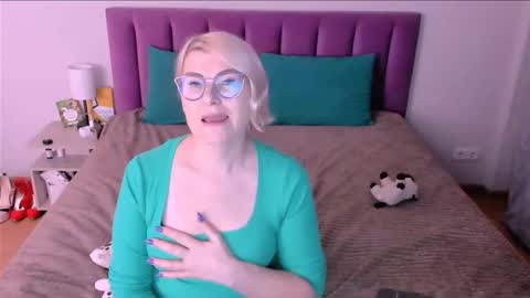 Sabrina MacMarren online show from November 11, 2025, 3:01 pm