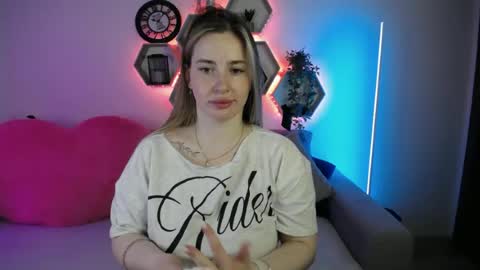 Snapshot of sabrinviolet chatting on June 19, 2026, 9:24 am Sabrina Violet online show from June 19, 2026, 9:24 am