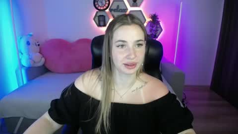 Snapshot of sabrinviolet chatting on July 6, 2026, 8:22 am Sabrina Violet online show from July 6, 2026, 8:22 am