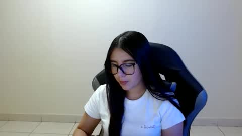 Sahaliefox  online show from May 26, 2026, 6:04 pm