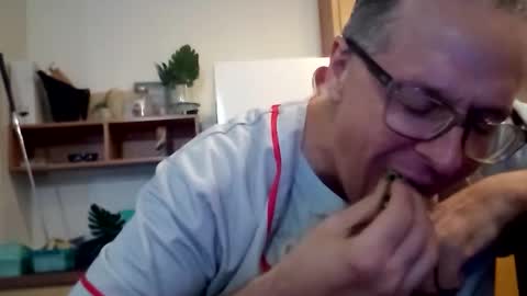 salis1981 online show from October 27, 2025, 5:28 pm