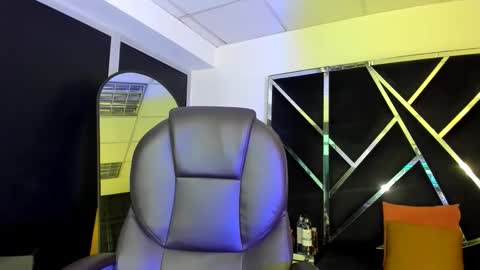 salmaportman_ online show from October 23, 2025, 2:33 am