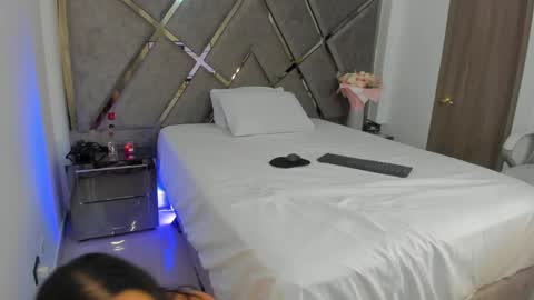 Salomme Cruz online show from April 15, 2026, 5:03 am