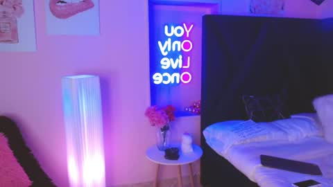 Snapshot of samara_glow chatting on May 7, 2026, 9:20 pm Samara online show from May 7, 2026, 9:20 pm