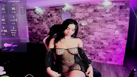 samiacooper25 online show from April 7, 2026, 9:43 am