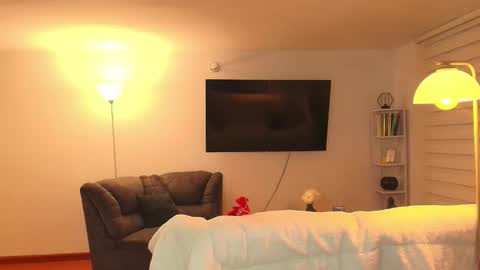 Hello I am absent due to a family calamity I will return soon-hola estoy ausente por un problema familiar volvere pronto. online show from October 4, 2025, 12:41 am