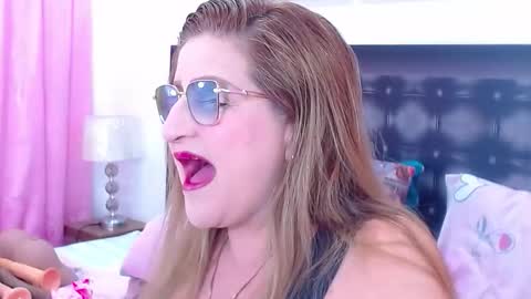 Snapshot of sandra_20_ chatting on September 23, 2025, 11:35 am SANDRA online show from September 23, 2025, 11:35 am