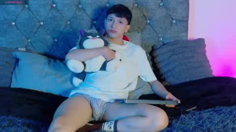 Snapshot of santi_ll chatting on May 22, 2026, 12:55 pm santi online show from May 22, 2026, 12:55 pm