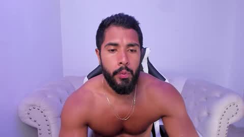 santiago_huntt online show from October 22, 2025, 11:04 pm