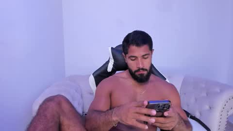 santiago_huntt online show from November 19, 2025, 1:11 pm