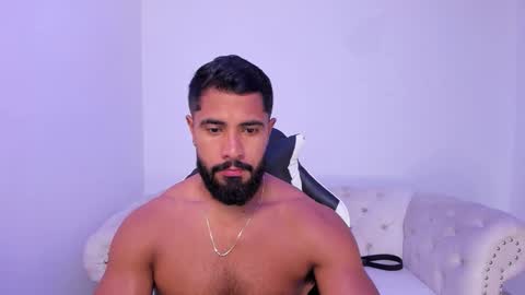 santiago_huntt online show from December 3, 2025, 12:36 pm