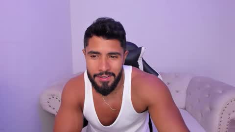santiago_huntt online show from February 2, 2026, 9:24 pm