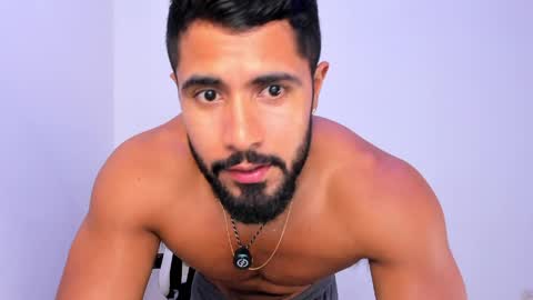 santiago_huntt online show from April 7, 2026, 7:25 pm