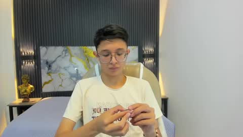 santiago_russo18 online show from September 20, 2025, 1:34 pm