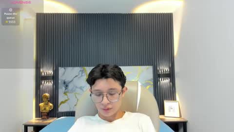 santiago_russo18 online show from October 24, 2025, 12:01 pm