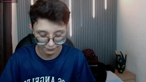 santiago_russo18 online show from April 19, 2026, 10:34 pm