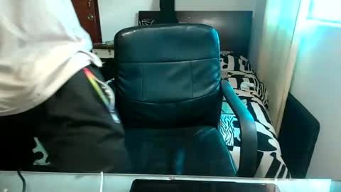 santiagolover1324 online show from January 18, 2026, 1:37 pm