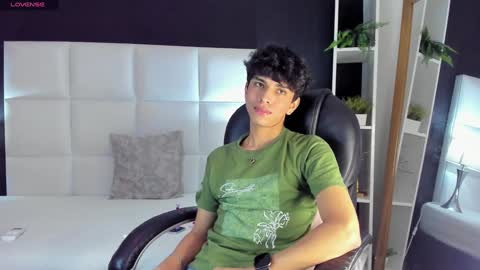 Santiago Carrington online show from December 19, 2024, 11:57 pm