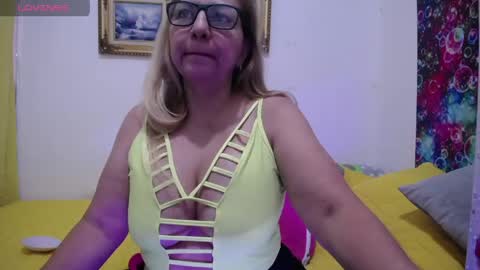 Snapshot of sara211 chatting on May 24, 2026, 2:44 pm sara online show from May 24, 2026, 2:44 pm