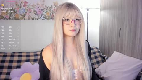 Snapshot of sara_kim_ chatting on February 16, 2026, 10:39 pm Sara new account give me thomb up Follow me help me reach 15k followers again online show from February 16, 2026, 10:39 pm