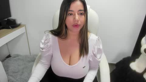 sarah  LIZCANO....... online show from February 17, 2025, 10:51 am