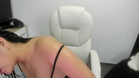 sarah  LIZCANO....... online show from February 19, 2025, 9:50 am