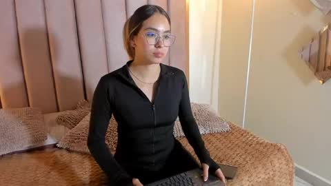 Snapshot of sara_madrid_ chatting on June 9, 2026, 6:19 pm online show from June 9, 2026, 6:19 pm