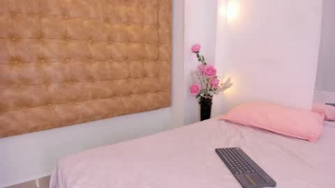 sara_sm1th_ online show from April 23, 2026, 12:29 pm