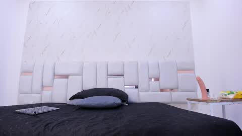 sara_sm1th_ online show from May 5, 2026, 12:46 pm
