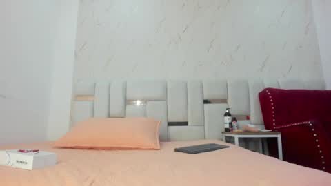 sara_sm1th_ online show from May 15, 2026, 11:50 am
